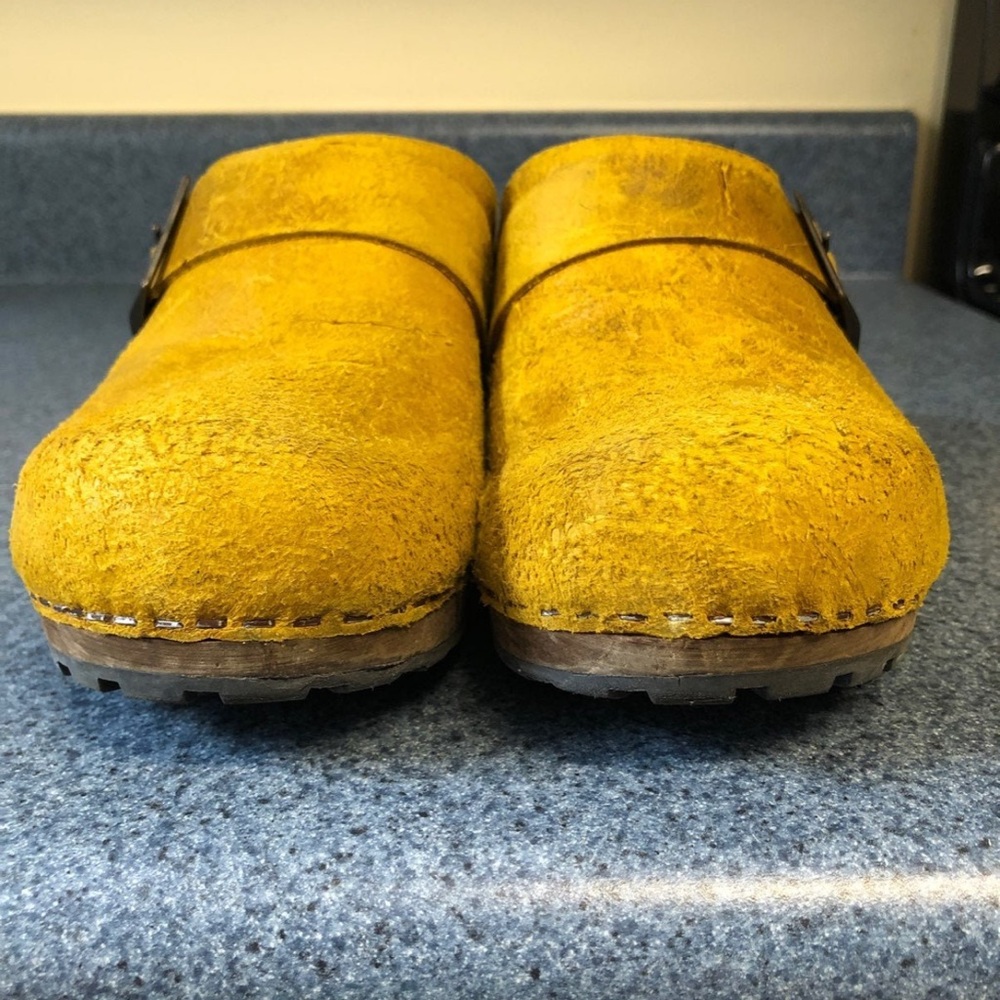 Amazing Sunshine ☀️ in your shoes! These gorgeous Golden Sanita Buckle Clogs!
